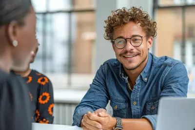 Coach stelt een open vraag aan een deelnemer
