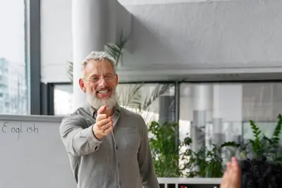 Trainer begeleidt een interactieve sessie
