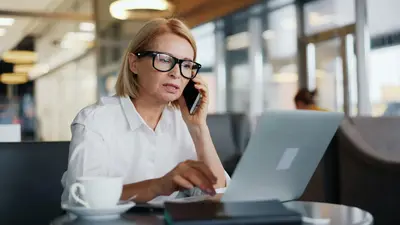 Collega's werken met digitale hulpmiddelen op kantoor