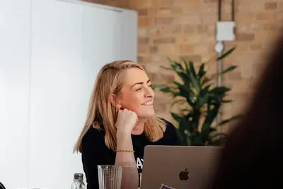 Collega's werken samen met AI-hulpmiddelen op kantoor