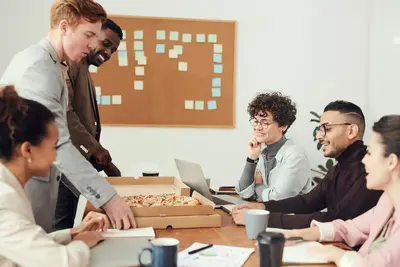 Collega geeft rustig haar grens aan tijdens een teamoverleg