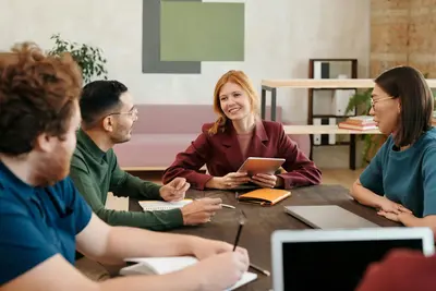 Trainer begeleidt een groep tijdens een sessie